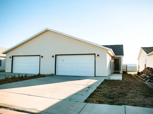 802 2nd St NE, Watford City, ND 58854