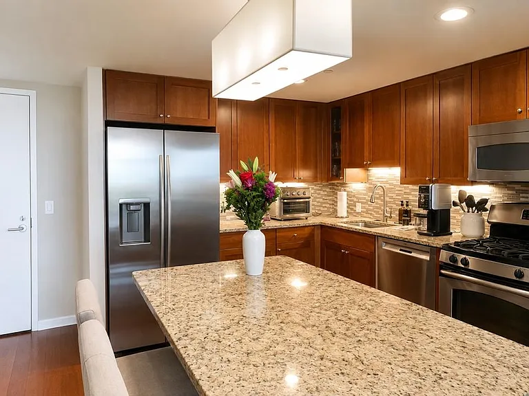 700 Grove St #5R — Photo 2