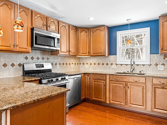 4th image of 30 Cottage St