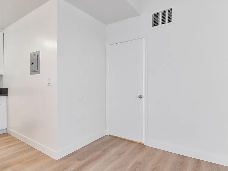 1005 E Doran St #J — Photo 10