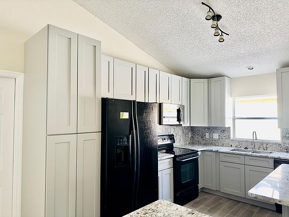 3rd image of 4425 Vista Woods Ct