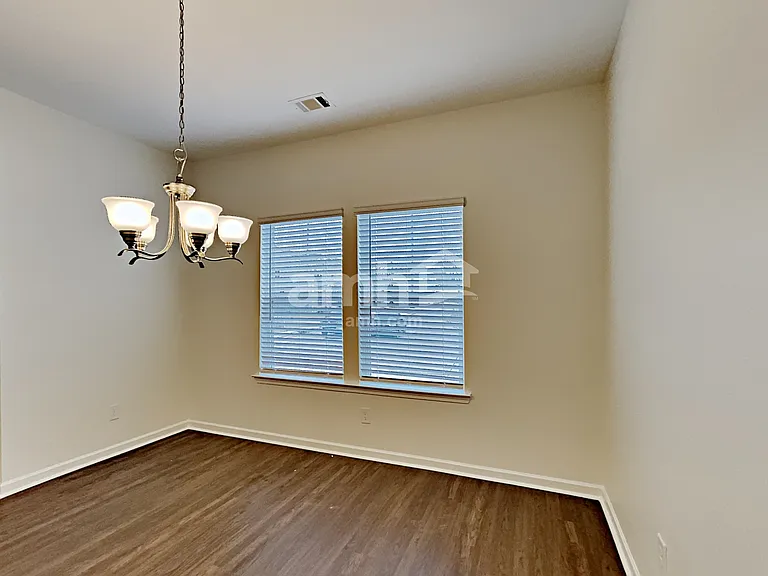 180 Landsdown Xing — Photo 5