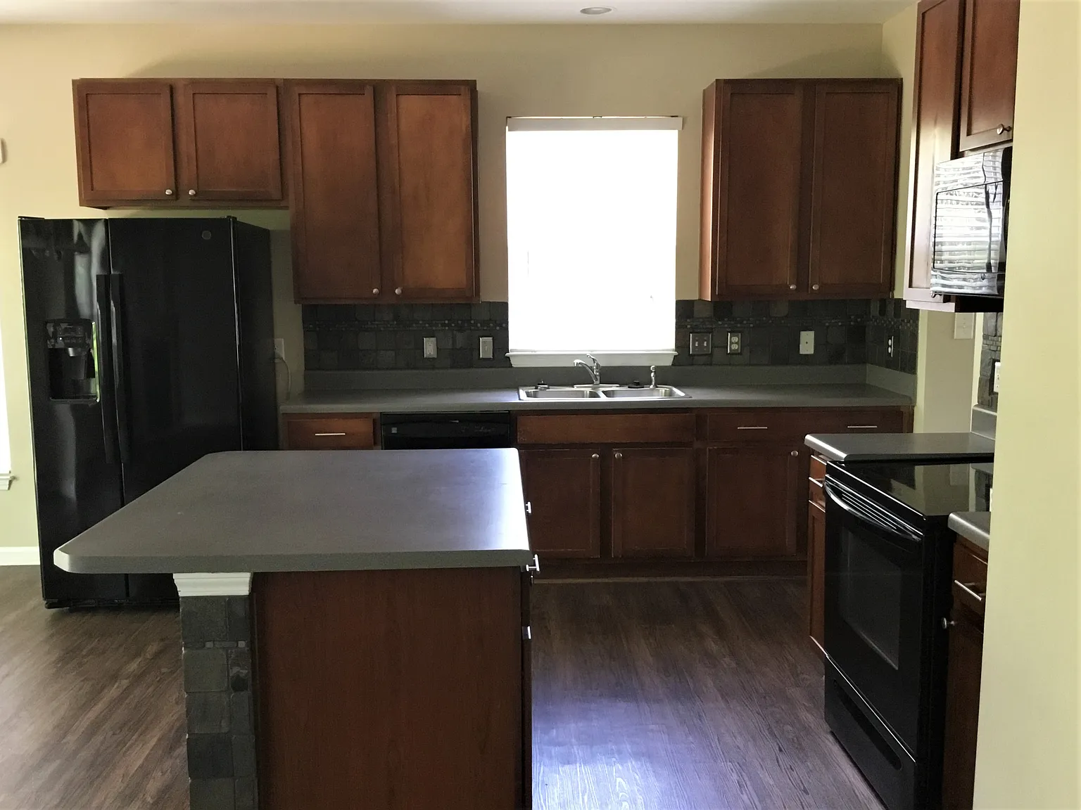 3 bed, 2.5 bath, 1954 sqft, $2,230 — Photo 3