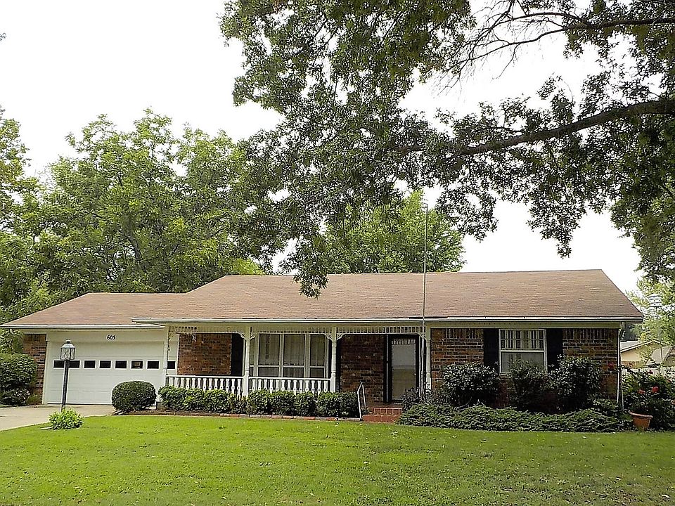 1st image of 605 Bay Oaks Pl