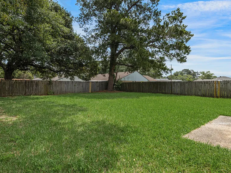 104 Plaza Village Dr — Photo 17
