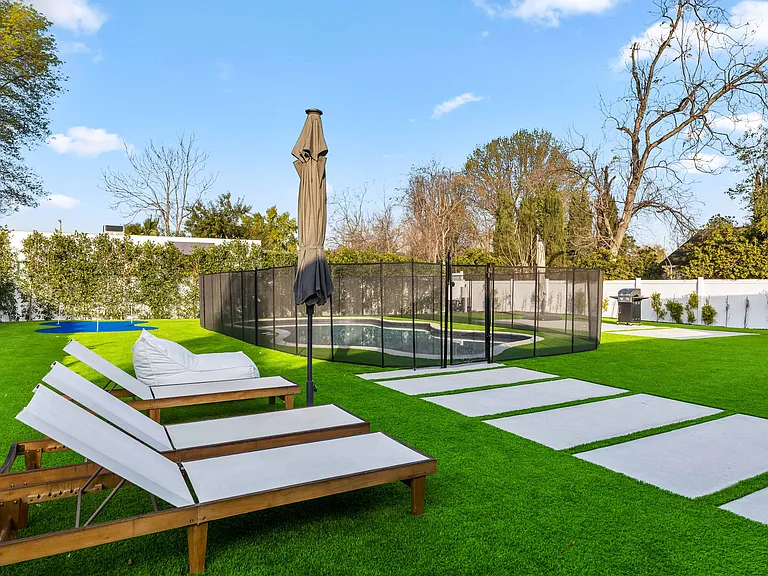 5827 Jumilla Ave — Photo 37