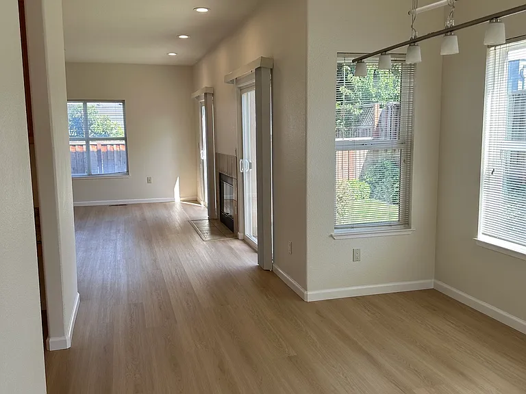 472 Bryan Ave — Photo 9