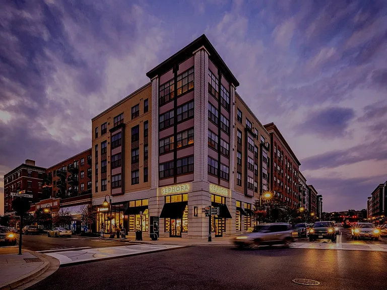 Walking distance to Downtown Crown shopping center, restaurants, and market