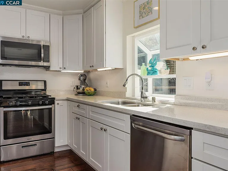 2366 Fairfield Ave — Photo 4