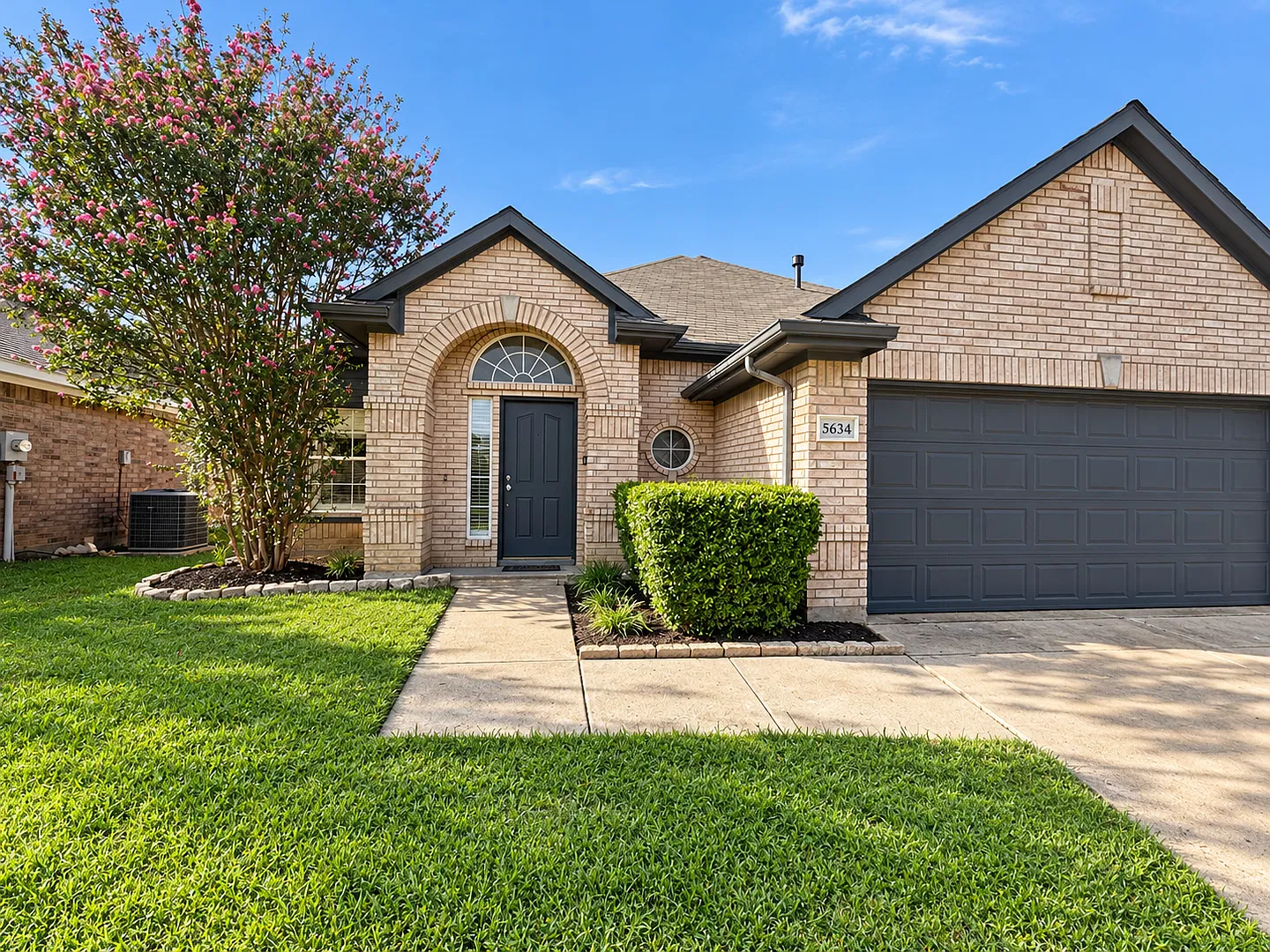Spacious Remodeled Home Near Major Arlington Attractions! — Photo 2