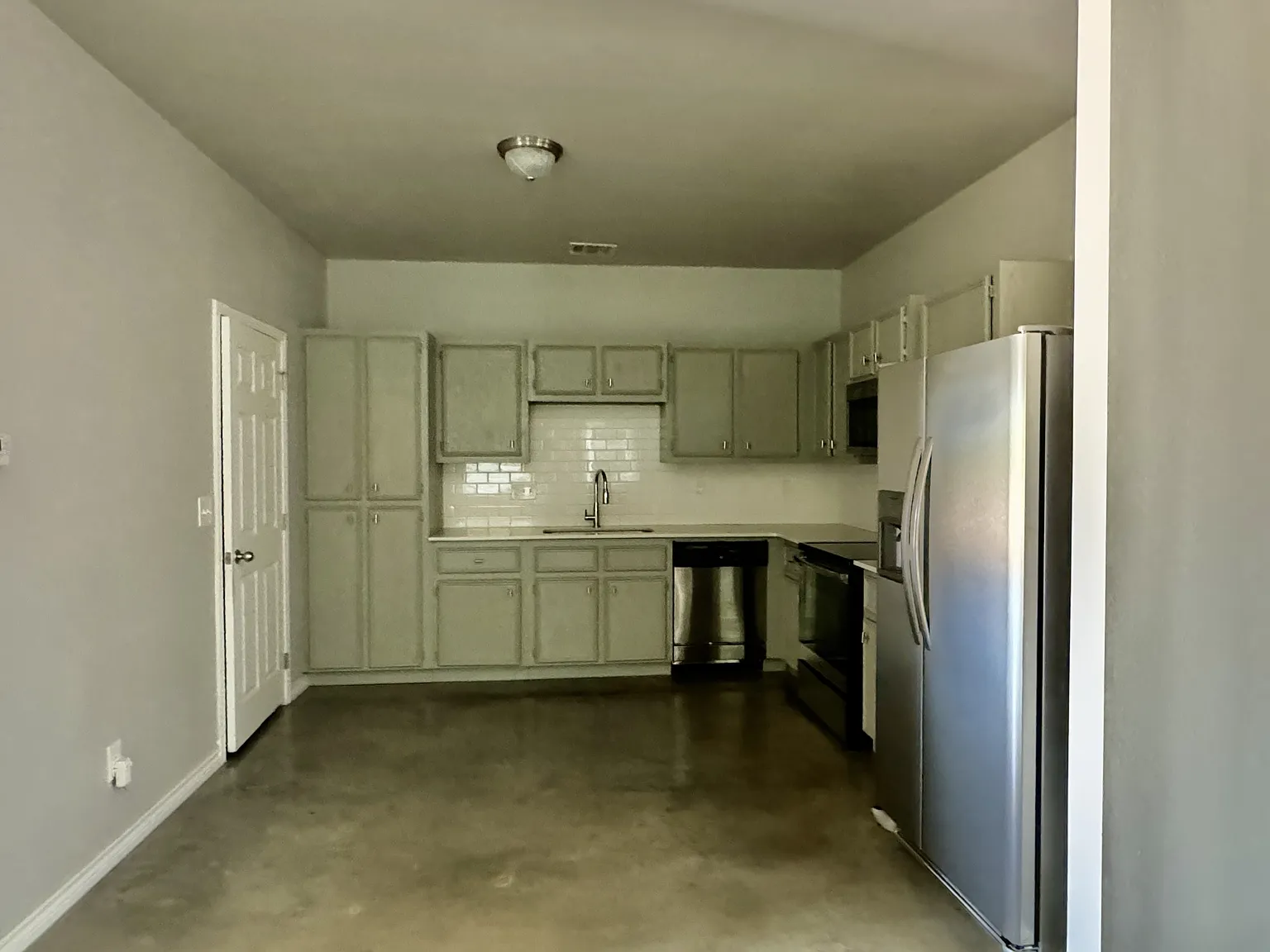 400 Lowes Boulevard - B — Photo 4