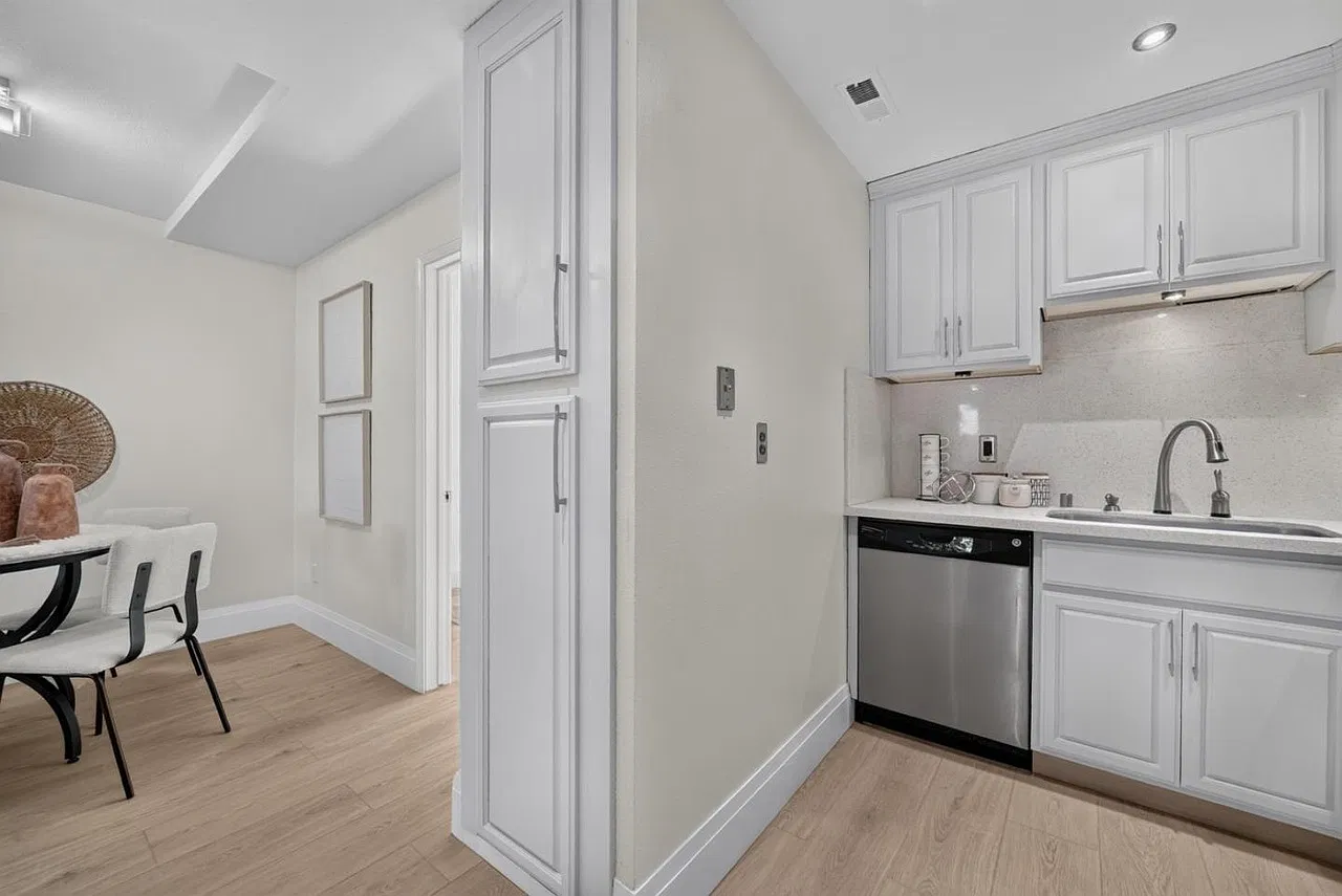 379 Dunsmuir Ter — Photo 3