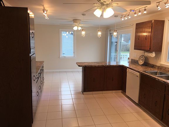 4th image of 7842 W 99th St