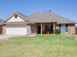 805 Greenview Ct, Aubrey, TX 76227