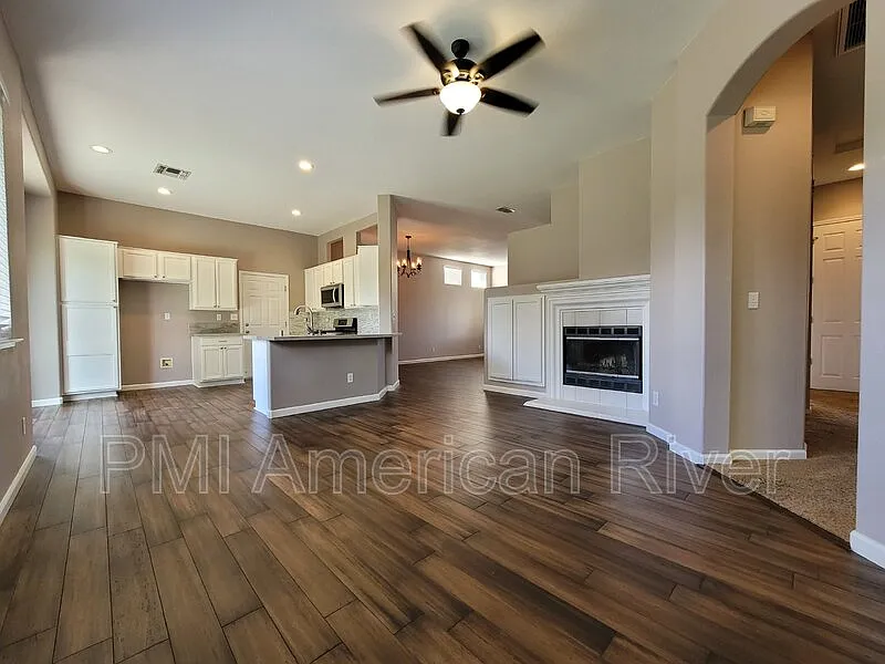 3 bed, 2.0 bath, 1385 sqft, $2,695 — Photo 3