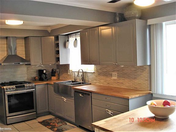 4th image of 16628 Festian Dr