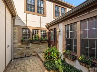 1045 Wheaton Oaks Dr, Wheaton, IL 60187