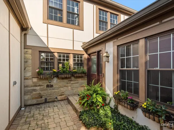 1045 Wheaton Oaks Dr, Wheaton, IL 60187