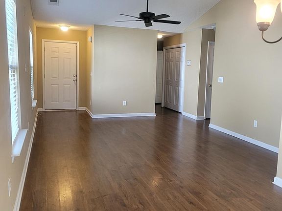 5th image of 215 Cottonwood Creek Cir