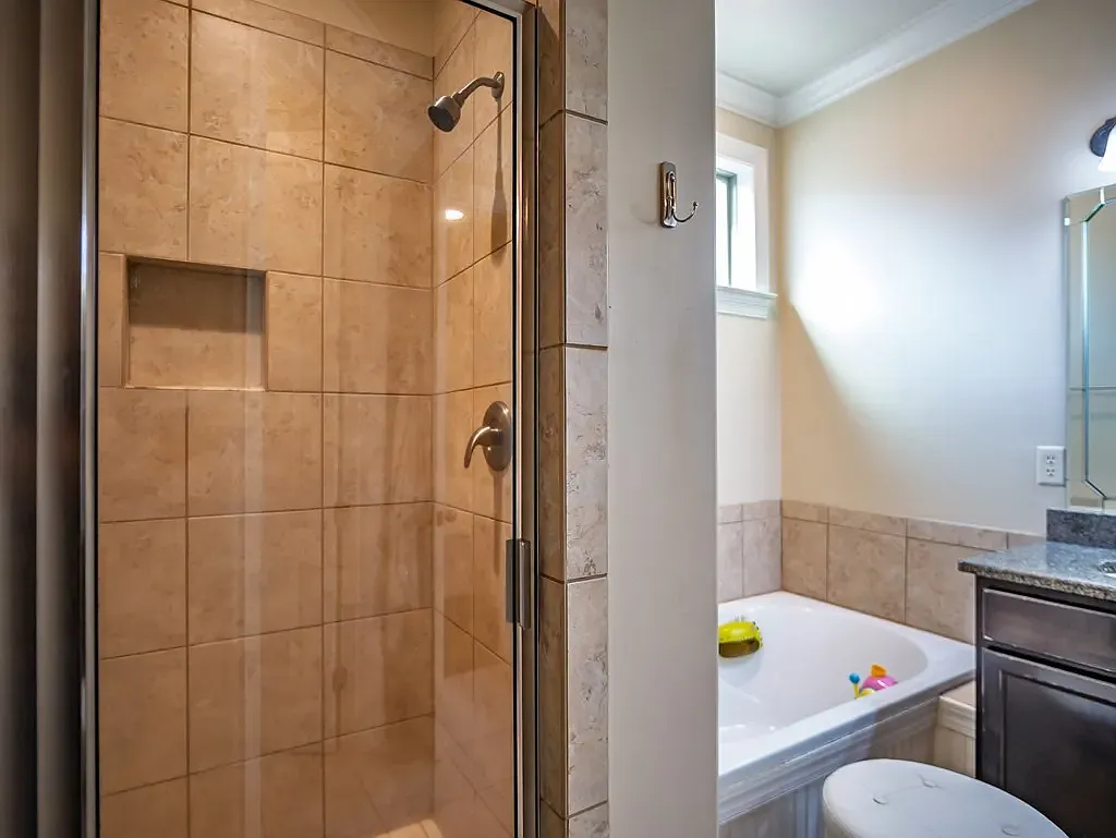 4 bed, 3.5 bath, 2400 sqft, $2,950 — Photo 4