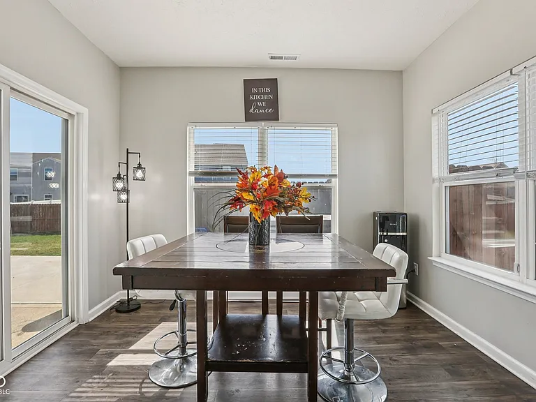 6673 Laurelwood Dr — Photo 11