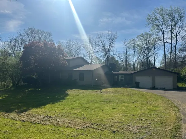1290 W Dun Grazin Dr, Connersville, IN 47331