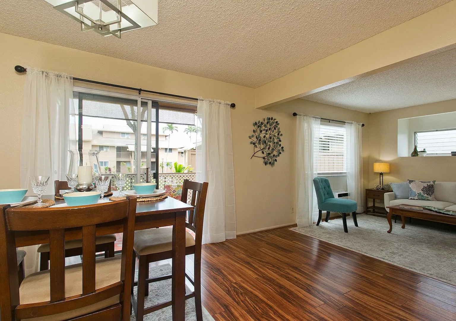 Beautiful 3 bedroom 1 1/2 bath townhome in Pearl City w/2 parking side by side — Photo 4