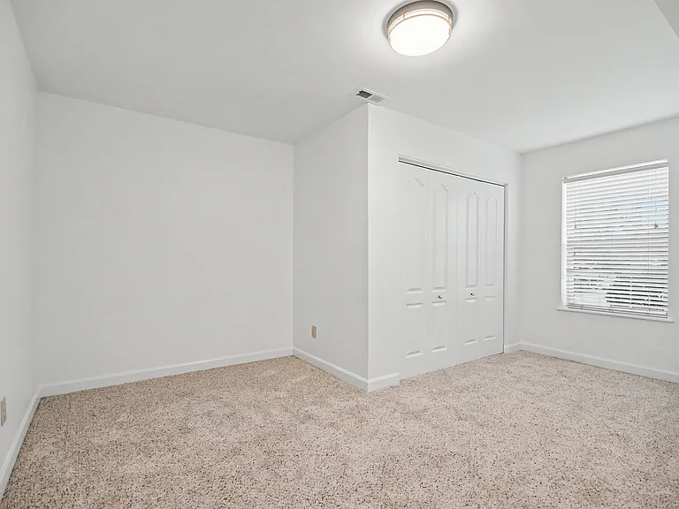 102 Lexington Ln — Photo 21