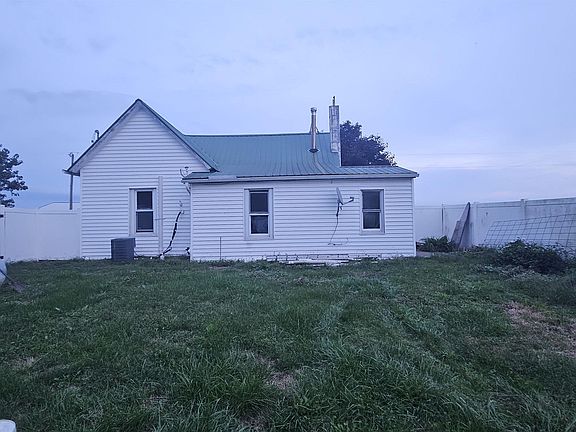 3rd image of 402 E 2nd St S