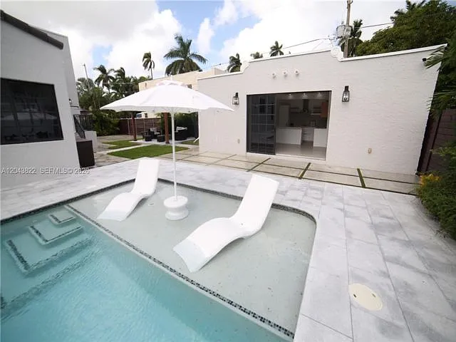 1345 Hollywood Blvd — Photo 12