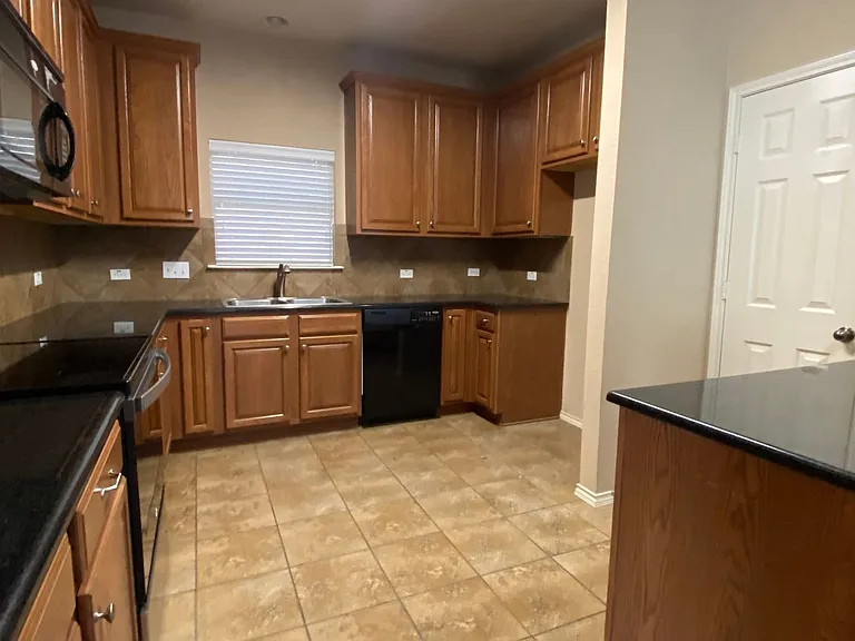 1501 Big Thicket Dr — Photo 4
