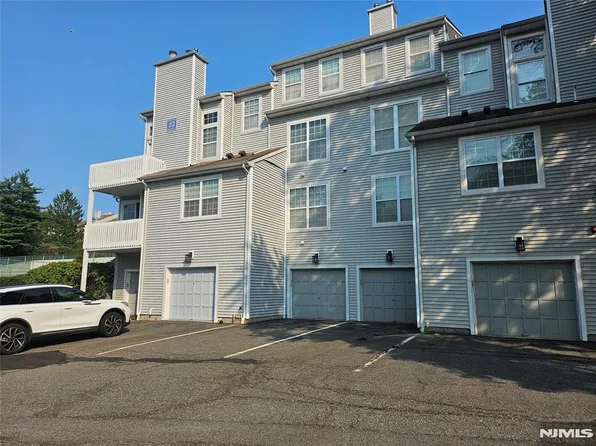 3 Regency Cir, Englewood, NJ 07631