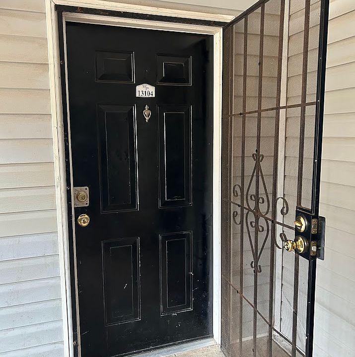 Entrance gate with grill door