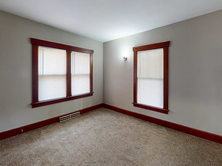517 Squires Ave — Photo 7