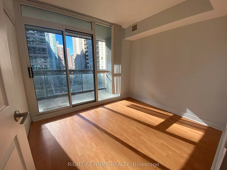 18 Parkview Ave #603 — Photo 12