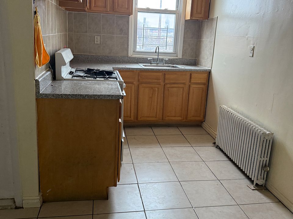 2nd image of 9821 101st Ave APT 2L