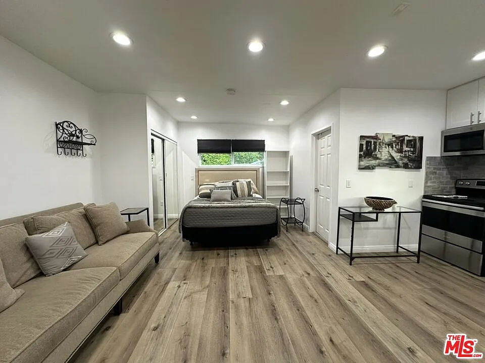 Studio, 1.0 bath, 398 sqft, $1,950 — Photo 3