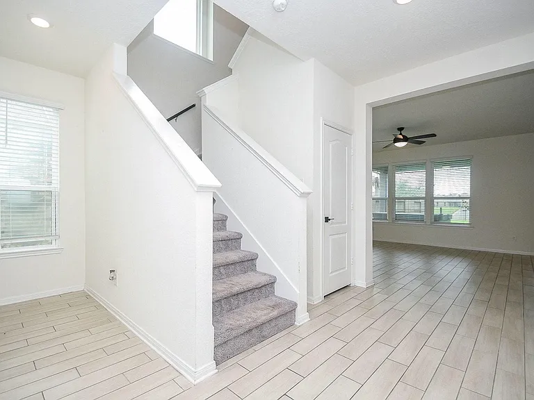 5027 Hickory Deer Ln — Photo 3