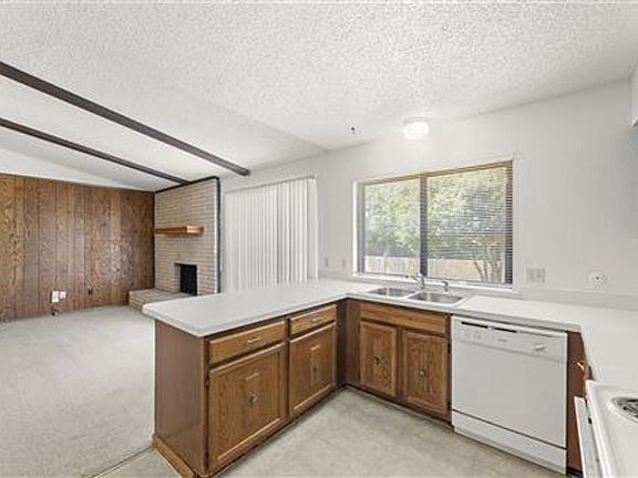 5th image of 2205 Foxcroft Ln