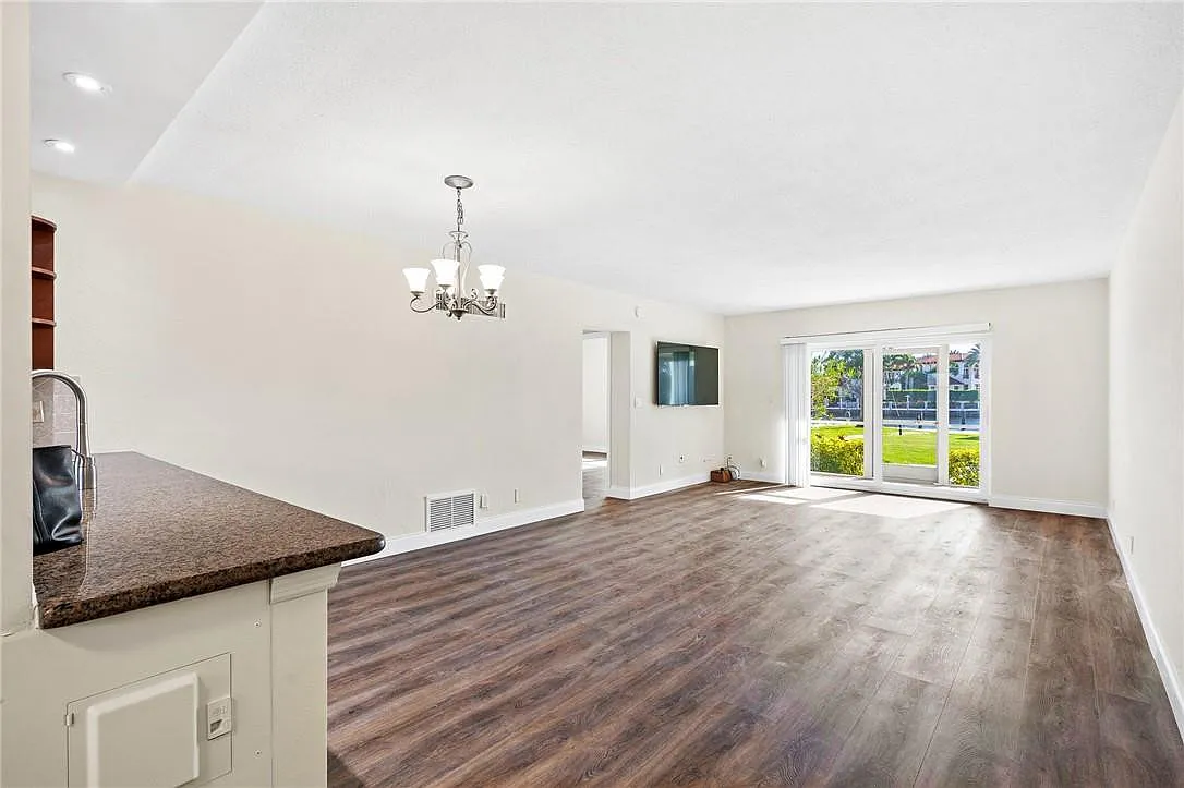 1 bed, 1.0 bath, 756 sqft, $2,100 — Photo 2