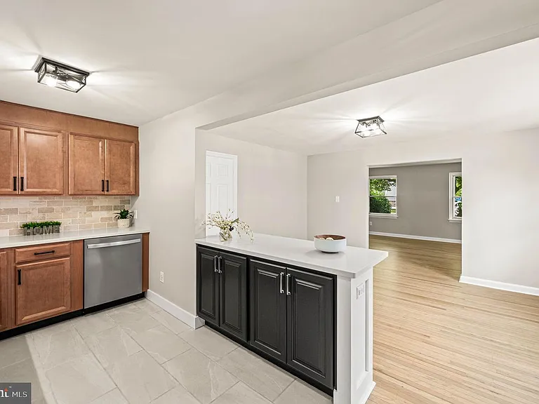 1024 W Bridge St — Photo 5
