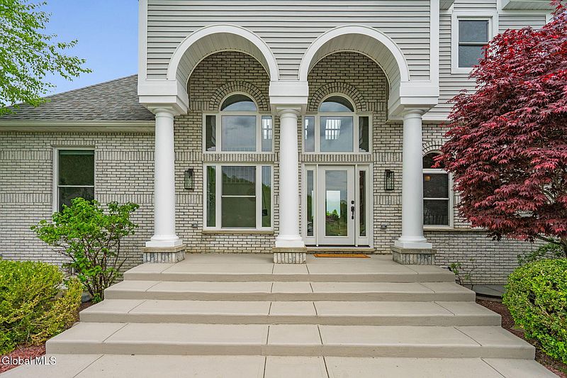 4th image of 2676 Currybush Road