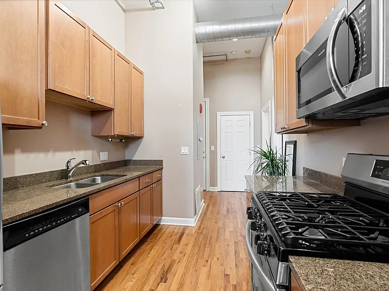 824 W Superior St #306 — Photo 4