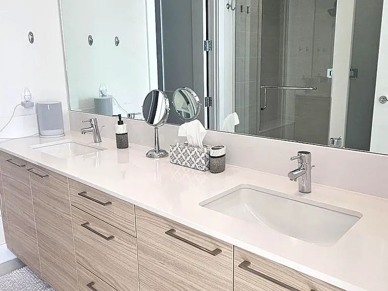 double sinks in master bathroom
