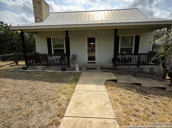 186 Lakeview Rd, Pipe Creek, TX 78063