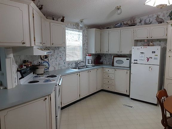 3rd image of 870 E Colonial Cir