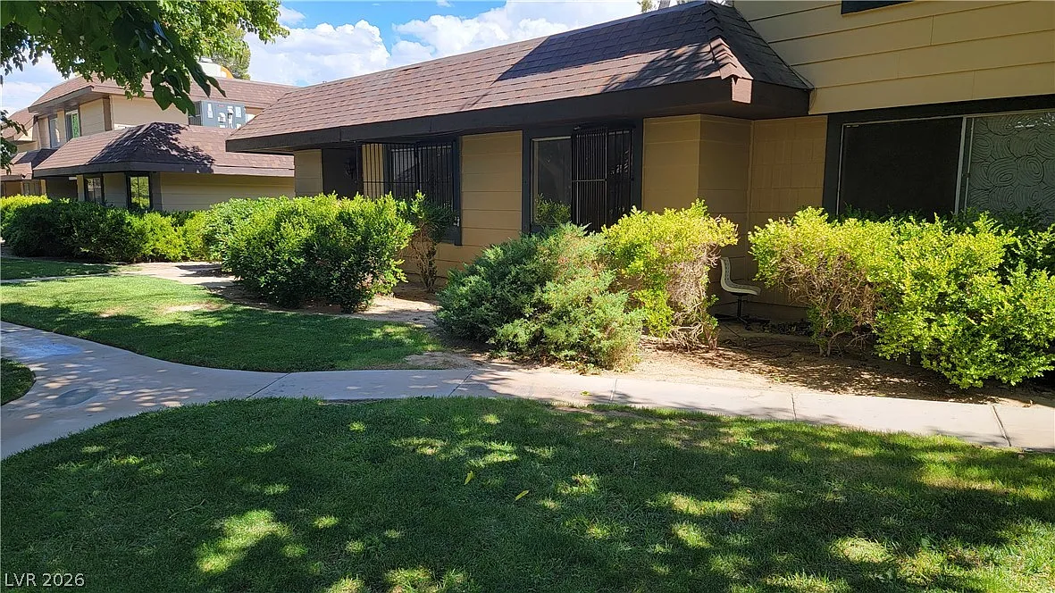 3 bed, 2.0 bath, 1068 sqft, $1,675 — Photo 1