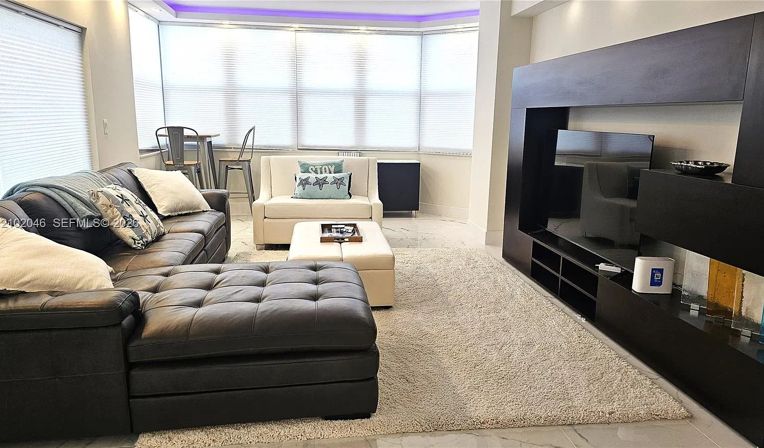 Hemispheres Condo — Photo 4