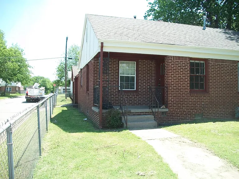 1631 N Lewis Pl — Photo 1