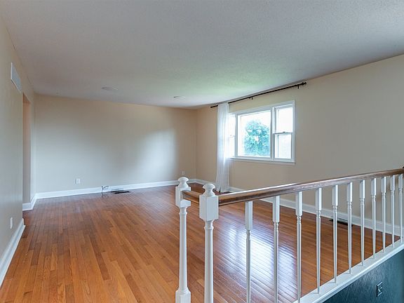 4th image of 124 S Dartmouth Dr